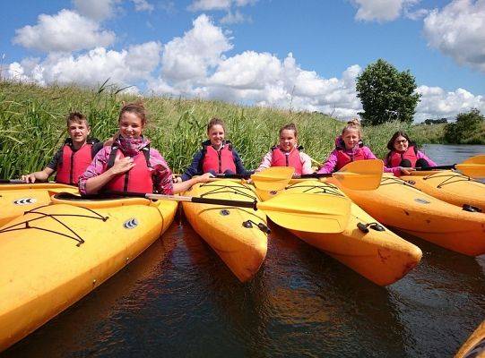 Szkolny klasowy spływ kajakowy